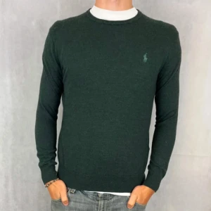  Ralph Lauren merinoull - Snygg mörkgrön tröja tröja från ralhp lauren Storlek M