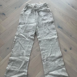Linnebyxor  - Snygga beige linnebyxor från Chelsea Girls med en avslappnad passform. Raka byxor. Använd typ 1 gång så är i mycket bra skick. 