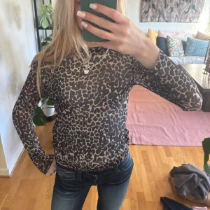 Leopard tröja - Så fin leopard tröja, lite tun och genomskinlig, så fin med ett svart linne under!❣️ Skriv vid frågor!!