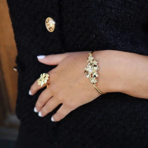La fleur multi cuff armband, guld!  - La fleur multi cuff armband från Ioaku! I rostfritt stål, guld! Storlek 16cm (minsta)! Bra skick men slitningar/ avskavning på kanterna och under (se bild 3&4) ❤️ nypris 599+ frakt! 