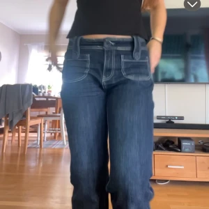Unika jeans  - Säljer ett par skit balla jeans med cool design, har släppt lite i en av skärp öglorna! Kan skicka bild om de önskas💗