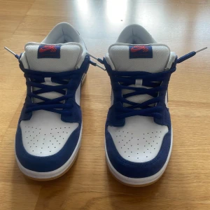 Nike Dunk SB Los Angeles Dodgers  - Använda en gång och är i nyskick. Box tillkommer inte. Storlek 44,5 men passar 43/44 Nypris är över 3000 kr. Pris kan diskuteras. 