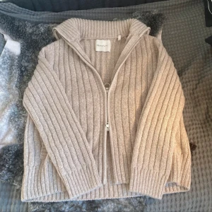 Gant-  Cardigan - Sjukt fet cardigan från Gant! Skick 10/10, så gott som helt ny. Nypris 3000kr 