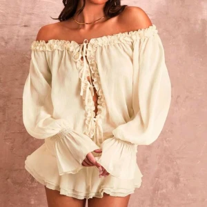 Beige offshoulder blus - Söt biege/gul blus med söta volanger🐝🍯