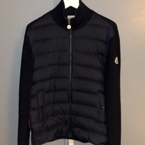 Moncler Logo Tricot Cardigan M - Nyskick! Nypris 8900:- storlek M