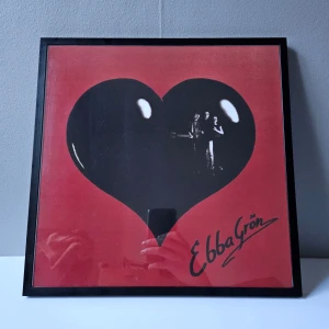 Ebba Grön - Albumaffisch, 31.5x31.5cm  - Ebba Grön - Kärlek & Uppror albumaffisch, 31.5x31.5cm. Helt ny - Passar bra i IKEAs tavelram Lomviken!  Skickas i papprulle - Ramen ingår inte!