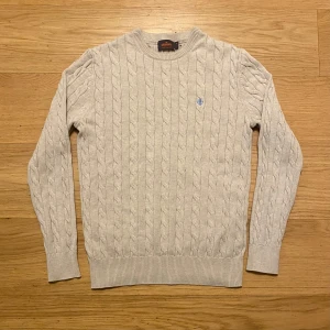  tröja från Morris - Säljer en ny Morris cable knit. Passar som S tröjan är i 100% pima cotton. Nypris: 1699 kr. Mått: Längd: 66 cm,                                                            Bröst: 48 cm,                                                       Axelbred: 44 cm.                                                      Tröjan har ett klassiskt flätmönster och en broderad blå logotyp. Perfekt för kyliga dagar. Skriv gärna vid eventuella funderingar