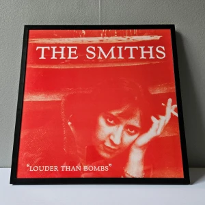 The Smiths - Albumaffisch, 31.5x31.5cm - The Smiths - Louder Than Bombs albumaffisch, 31.5x31.5cm. Helt ny - Passar bra i IKEAs tavelram Lomviken!  Skickas i papprulle - Ramen ingår inte!