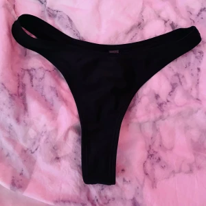 Svart bikiniunderdel  - Svart bikini trosa från shein storlek S. Nypris 49kr säljer för 10kr. Aldrig använd bara testad! Tillverkad av 80% polyamid och 20% elastan för en bekväm passform. 
