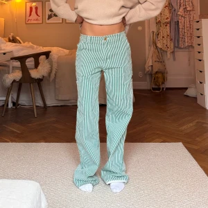 Baggy randiga byxor  - Säljer dessa så snygga randiga byxor från Sofie schnoor🎀🎀