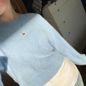 croppad stickad tröja - säljer denna jätte söta tröjan från hm då den inte används längre💕 strl xxs men passar bra på mig som brukar bära xs💕 det är bara att skriva om frågor eller fler bilder!