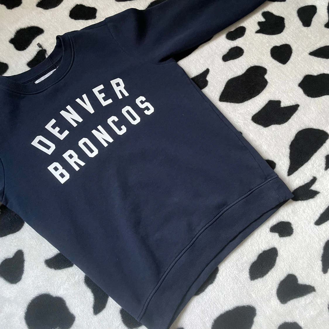 Mörkblå sweatshirt med Denver Broncos-tryck