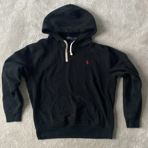Ralph lauren hoodie svart - Ralph Lauren hoodie i svart färg med rött märke. Super skick! Storlek Medium, passar Small bra med. Kom med frågor