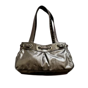 Skimrig axelväska - Skimrig axelväska som inte längre kommer till användning. Liten i storlek. Perfekt för att bära dina dagliga nödvändigheter med stil⭐️