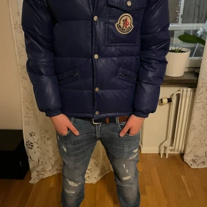 Blå Moncler jacka - Tja, säljer en tvärfet Moncler jacka i storlek 2. Jackan har inga större defekter förutom att Kalle anka grejen på insidan har suddats ut ganska mycket. Skriv för funderingar eller fler bilder!🙌💯