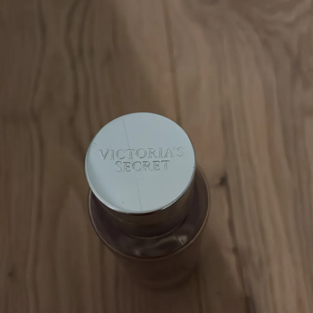 Säljer en Victoria's Secret Blushing Bubbly body mist. Flaskan är rosa med en silverfärgad kork och rymmer 250 ml. Perfekt för en fräsch och bubblig doftupplevelse.. Perfume.