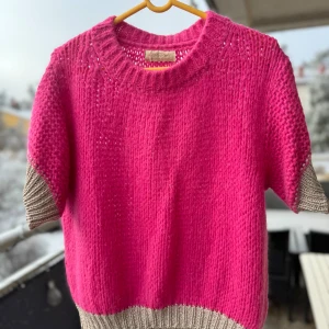 Rosa stickad tröja från Love Forever - Snygg rosa stickad tröja från Love Forever med beige muddar (m guldglitter i). 22% mohair. Lätt & luftig. Använd två ggr. One size. Ca stl 36-40. Perfekt för att liva upp garderoben med lite färg! Hämtas på Hägerstensåsen eller ök 💖