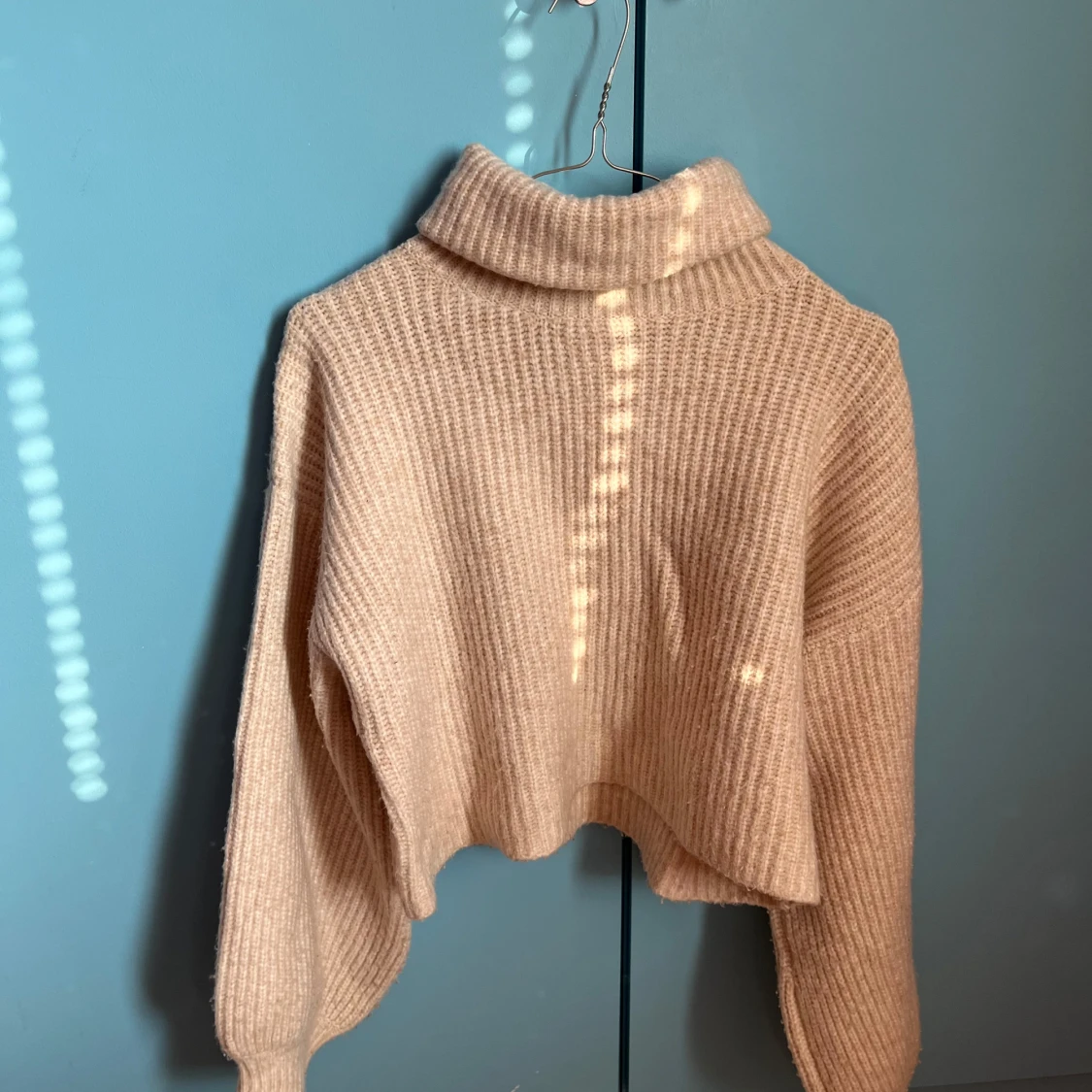 Beige stickad polotröja från Monki - 1