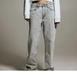 Grå jeans från H&M - Snygga grå jeans från H&M med en straight passform. De är högmidjade. Helt nya med prislapp på