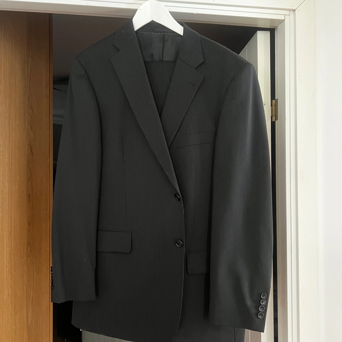 Svart randig kavaj från Elson