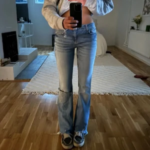 Lågmidjade jeans - Jeans från Zara 💗 använd köp nu 
