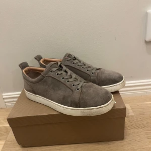 Gråa mocha Cristian Louboutin skor i bra skick \vill få sålt fort/ - Ett par skor från Cristian Louboutin i riktigt bra skick, använda ett tag men är i bra form. Vill få dom sålda fort efter som att jag behöver en extra klirr i kassan. Priset är inte hugget i sten och blir billigare vid snabb affär. Mvh 