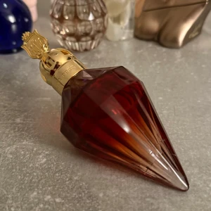 Katy Perry Killer Queen 50 ml - Elegant parfym Katy Perry Killer Queen i en djup röd nyans med en unik, spetsig form av flaskan. Ca 45 ml kvar. 
