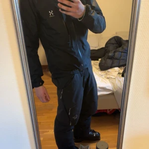 Norrona skidbyxor  - Ett par riktigt schyssta gore tex skidbyxor från norrona. Massa fickor samt ventilation dragkedjor.  Ett litet hål i skrevet som inte syns annat fint skick. Byxorna är storlek Xl men sitter som L, jag är ca 190