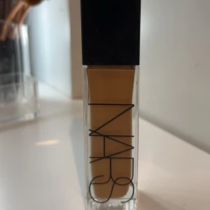 NARS Natural Radiant Longwear Foundation - NARS Natural Radiant Longwear Foundation i nyansen Barcelona. Lite mer än häften kvar, säljer eftersom att det inte är min nyans