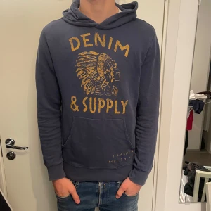 Ralph Lauren hoodie - Säljer nu denna riktigt sällsynta Ralph Lauren hoodie från Denim & Supply kollektionen. Skicket är riktigt fint och tröjan sitter riktigt schysst! Skriv vid minsta fundering😁😁😁