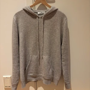 Grå Kashmir Hoodie (100% Kashmir) - Nyskick 10/10 knappt använd! / Köpt på ”Cashmere Clothes” / nypris: 1100kr