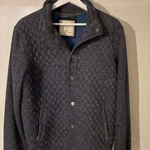 Grå Cardigan  - Fet Cardigan i ett tröjmaterial snarare än jackmaterial | Skick 10/10👌| Helt oanvänd! | Storlek S/M | Passar dig som är 180-190 cm | Hör av dig vid minsta funderingar | 