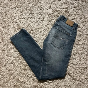 Nudie jeans Grim trim  - Nudie jeans modell Grim trim med en klassisk  ficks design och en riktigt skön wash. De har en slim passform och är perfekta för en avslappnad stil. Storlek 29/32, mycket bra skick. Postas antigen samma dag som köp eller dagen därpå💯🙌