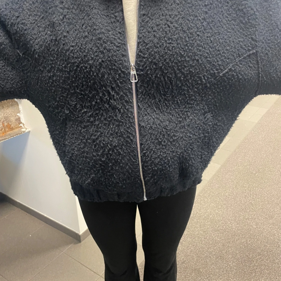 Svart teddyjacka med dragkedja