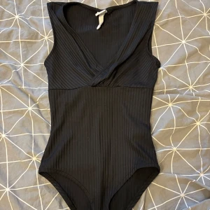 Baddräkt/body - Supersnygg baddräkt från hm, går att använda både som body och på stranden 
