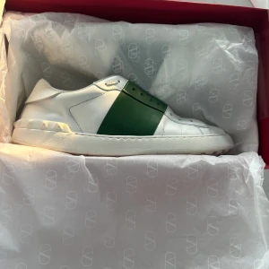 Valentino Open sneakers - Allt följer med. Skriv gärna frågor! Bra skick men har släppt svagt i en söm (se bild 2), går att fixa enkelt.