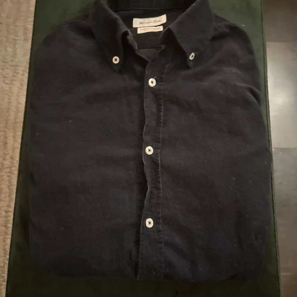 En stilren och elegant blå manchesterskjorta från Massimo Dutti. Tillverkad i mjukt och slitstarkt tyg som ger en lyxig känsla. Med sin klassiska passform och tidlösa design är den perfekt för både avslappnade och mer uppklädda tillfällen. Lätt att matcha med både jeans och chinos för en sofistikerad look. Nypris ligger på cirka 1300kr.⚡️. Paidat.