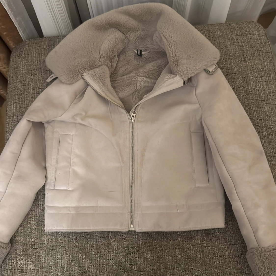 Beige jacka med teddyfoder