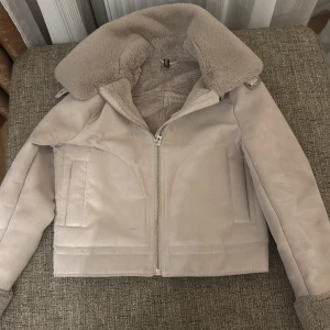 Beige jacka med teddyfoder  - Säljer en snygg beige jacka.