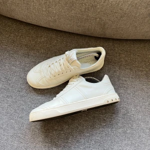 Valentino Flycrew  - Säljer ett par vita flycrews, perfekt till våren. Bra skick med alla nitar kvar. Size 42. Hör av er vid funderingar!