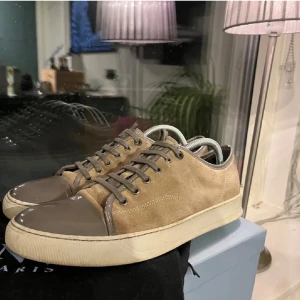 Lanvin skor - Snygga beige lanvins i mocka med grå tå. Otroligt snygga på alla tider om året . De medkommer dustbag och låda. Skriv om du undrar något. Priset kan diskuteras. uk storlek 9. kom gärna med prisförslag.