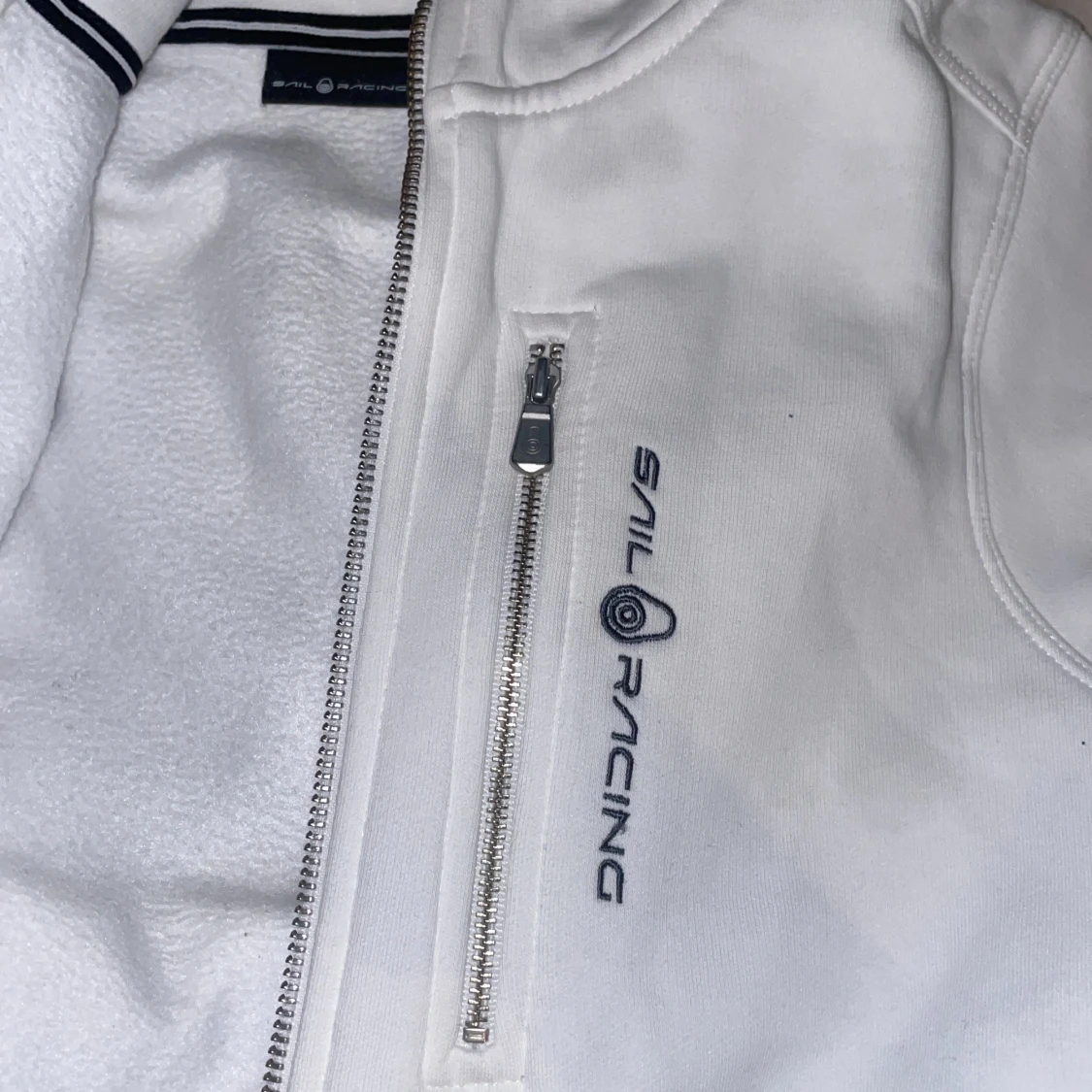 Vit hoodie från Sail Racing - 2