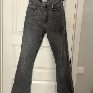 Grå jeans från Perfect Jeans - Snygga grå jeans från Perfect Jeans med en klassisk femficksdesign. De har en hög midja och en bootcut-stil som ger en retro känsla. Perfekta för att ge din outfit en cool touch.