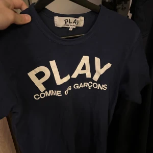 Cdg t shirt🔵 - Tjena jag säljer nu denna riktigt snygga shirt från Comme des Garçons. Den är för liten för mig nu så säljer den därför, passar s perfekt. Hör av er vid frågor elr funderingar🙌