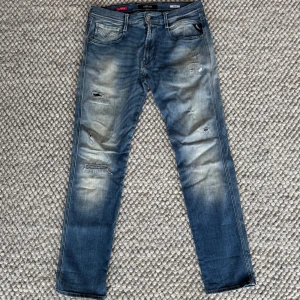 REPLAY ANBASS HYPERFLEX JEANS  - Replay anbass hyperflex jeans - Slim fit passform - Storlek W32/L32 - Nypris runt 1800kr -  Deluxecloset