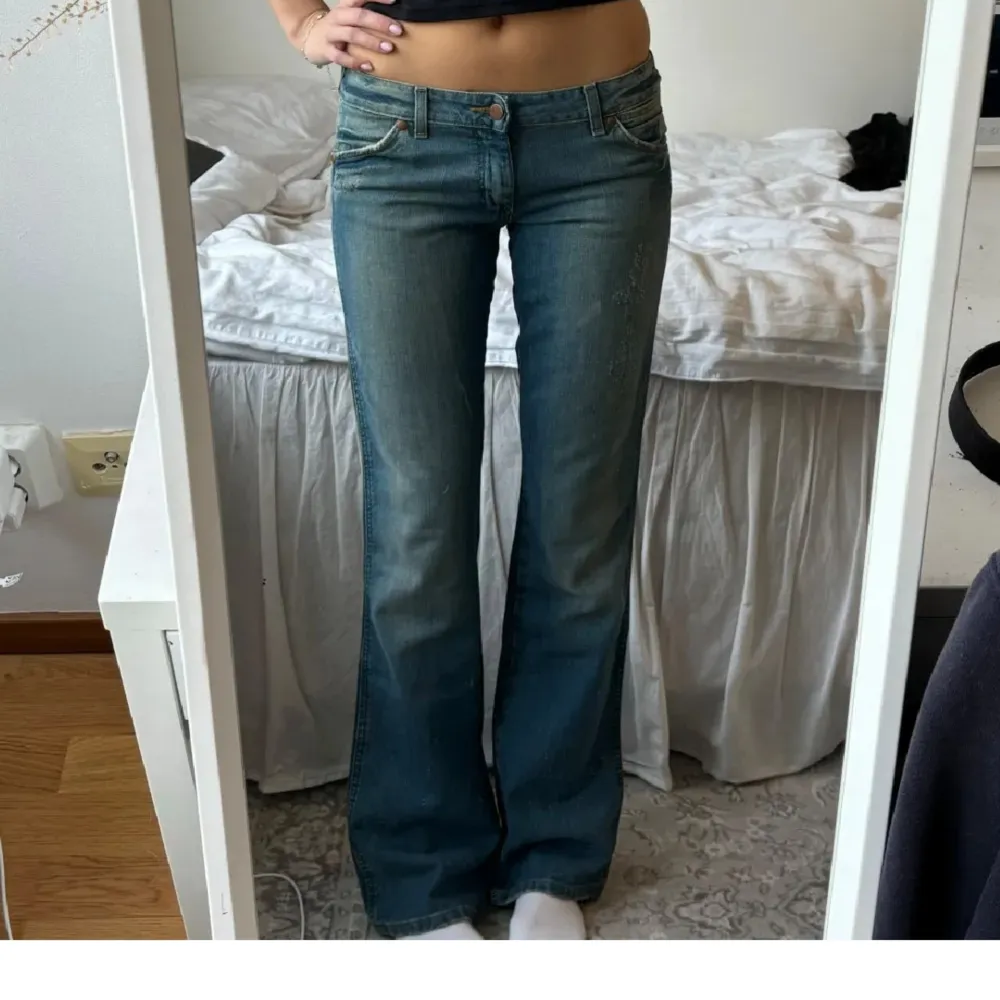 Bilderna är lånade!!!! Snygga blå bootcut jeans som jag säljer då de tyvärr inte passar. Jeansen är i modellen Megan från wrangler. Storlek W29 L34, hon på bilden är 172 💕. Farkut & Housut.