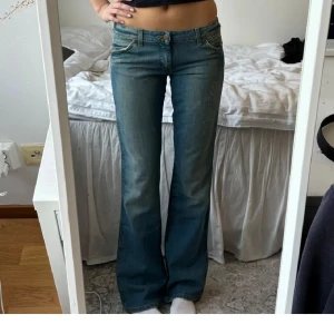 Blå  bootcut jeans - Bilderna är lånade!!!!                                               Snygga blå bootcut jeans som jag säljer då de tyvärr inte passar. Jeansen är i modellen Megan från wrangler. Storlek W29 L34, hon på bilden är 172 💕