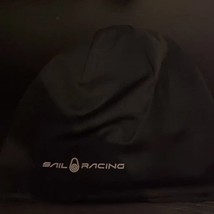 Svart mössa från Sail Racing - Snygg svart mössa från Sail Racing med logga framtill. Perfekt för kyliga dagar och en stilren look.