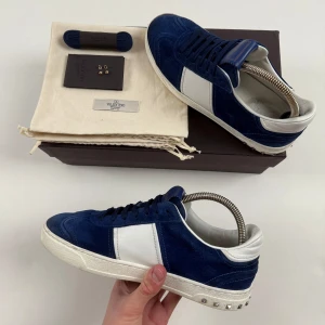 Valentino Flycrews Skor  - Valentino Flycrew Skor | Ett par extremt fräscha, eftertraktade & sjukt snygga skor i den populäraste färgen royal blue - passar till alla årstider & tillfällen! | Skick 9/10 - ALLA NITAR KVAR, OTROLIGT BRA, sulan lossnat lite, syns på bild | Storlek 39.5, passar även 41-41,5 | OG - dustbag, extra snören, alltså inte allt som är på bilderna | Priset är alltid diskuterbart vid snabb affär! | Nypris 9000kr, går inte att köpa längre | Hör gärna av dig vid någon som helst fråga eller fundering!😁🙌🏻