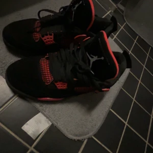 Jordan 4  - Snygga svarta och röda Nike Air Jordans 4 red thunders. Säljer de pga jag fick de som present av min kusin för 1 år sen men använde de bara i 3 månader och efter det blev de för små, storlek 40.5 men passar även 41 dem är i bra skick 8/10. Priset kan diskuteras 